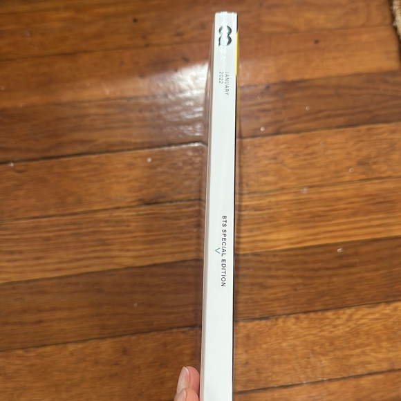 BTS V GQ Jan 2022 issue - Picture 3 of 3